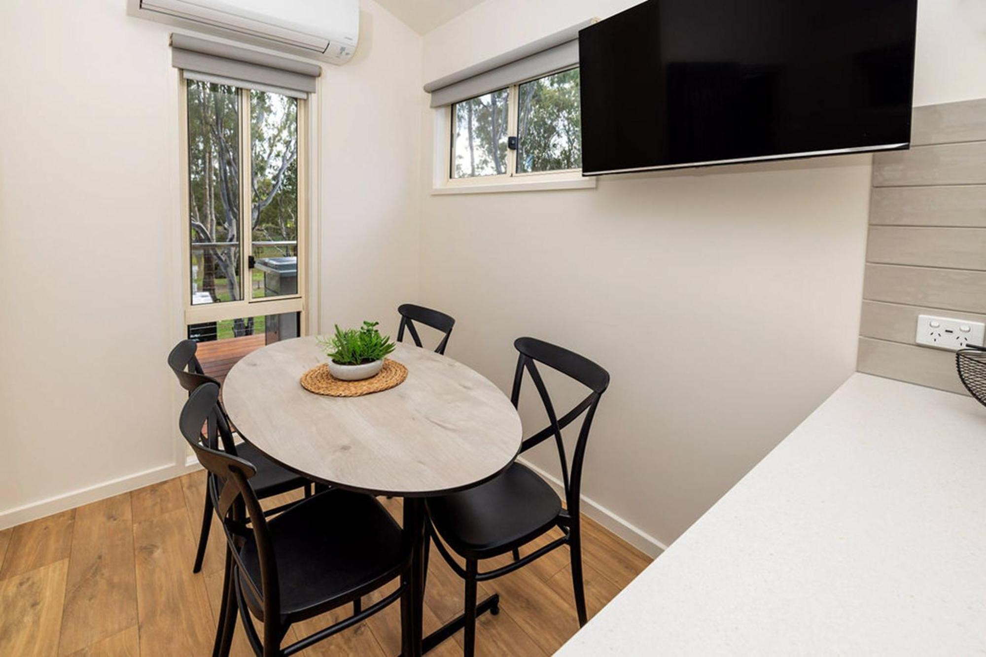 Big4 Deniliquin Holiday Park Kamer foto