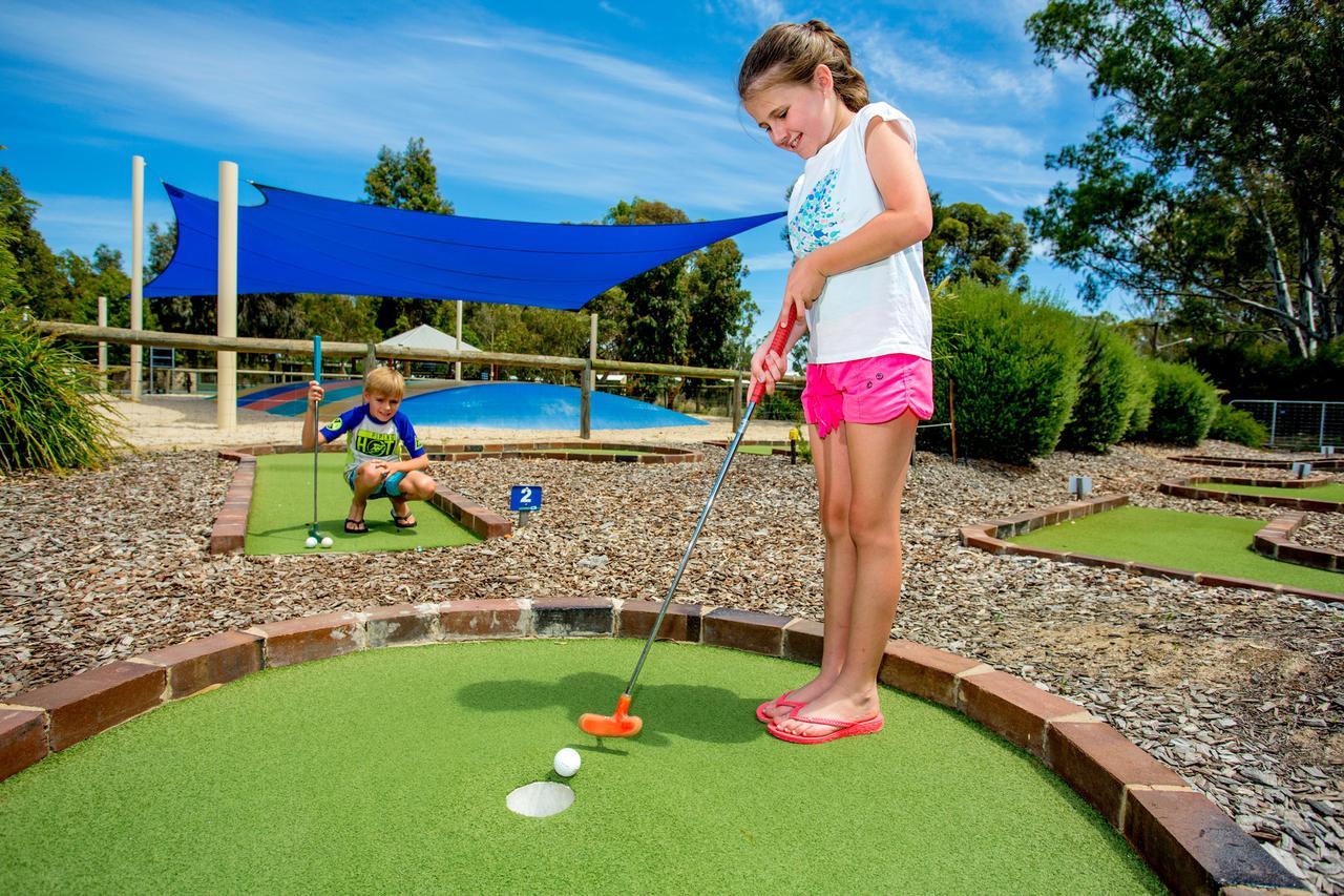 Big4 Deniliquin Holiday Park Buitenkant foto